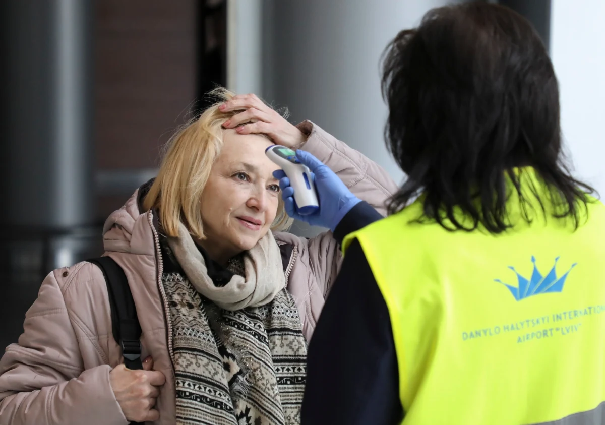 W Czerniowcach, na południowym zachodzie Ukrainy, przed budynkiem, w którym przebywał zakażony koronawirusem mężczyzna, protestowało kilkadziesiąt osób, domagając się wywiezienia z bloku jego żony. Dla jej bezpieczeństwa kobietę zabrało z domu pogotowie - poinformowały władze.
