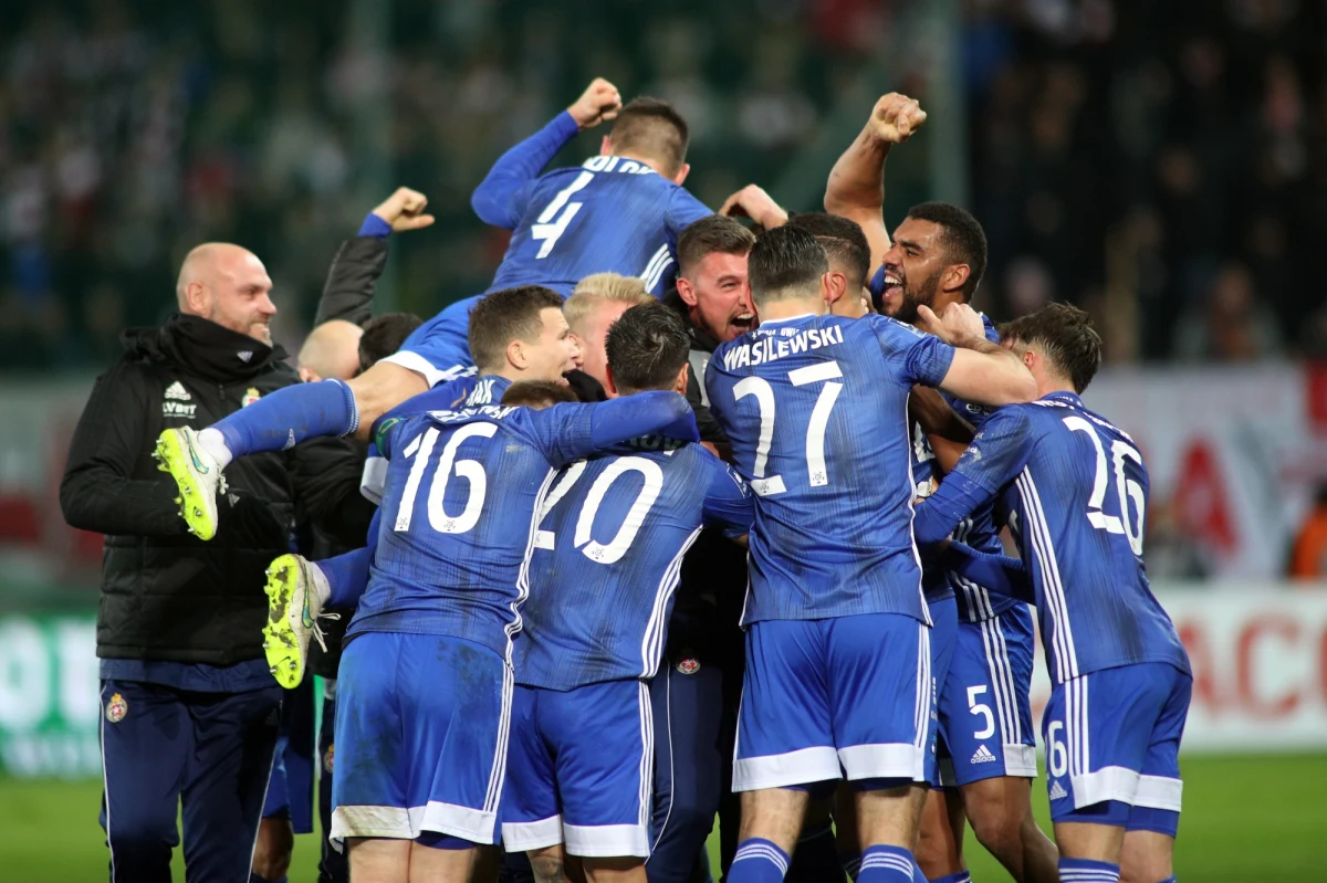 Debiutant w derbach Krakowa Artur Skowronek, okazał się lepszy od starego wygi Michała Probierza. Cracovia przegrała z Wisłą 0-2 w 25. kolejce PKO Ekstraklasy. "Pasy" przegrały trzeci mecz w lidze z rzędu, a "Biała Gwiazda" zanotowała siódmy kolejny bez porażki.