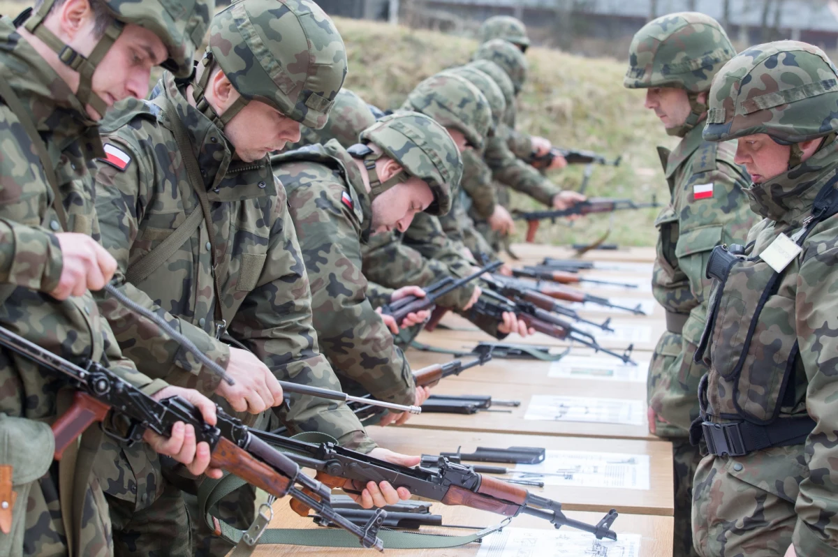 50 tysięcy rezerwistów zostanie wezwanych w tym roku na ćwiczenia wojskowe. W grupie tej znajdą się prawnicy, lekarze i kierowcy - pisze środowa "Rzeczpospolita". Szef Sztabu Generalnego WP gen. Rajmund Andrzejczak nie ukrywa, że w tym roku jednym z najważniejszych zadań będzie szkolenie rezerw.