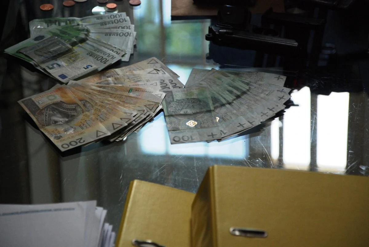 Były pracownik katowickiego Urzędu Marszałkowskiego oraz przedstawiciel jednej ze śląskich firm zostali zatrzymani przez Centralne Biuro Antykorupcyjne. Chodzi o śledztwo dotyczące łapówek.