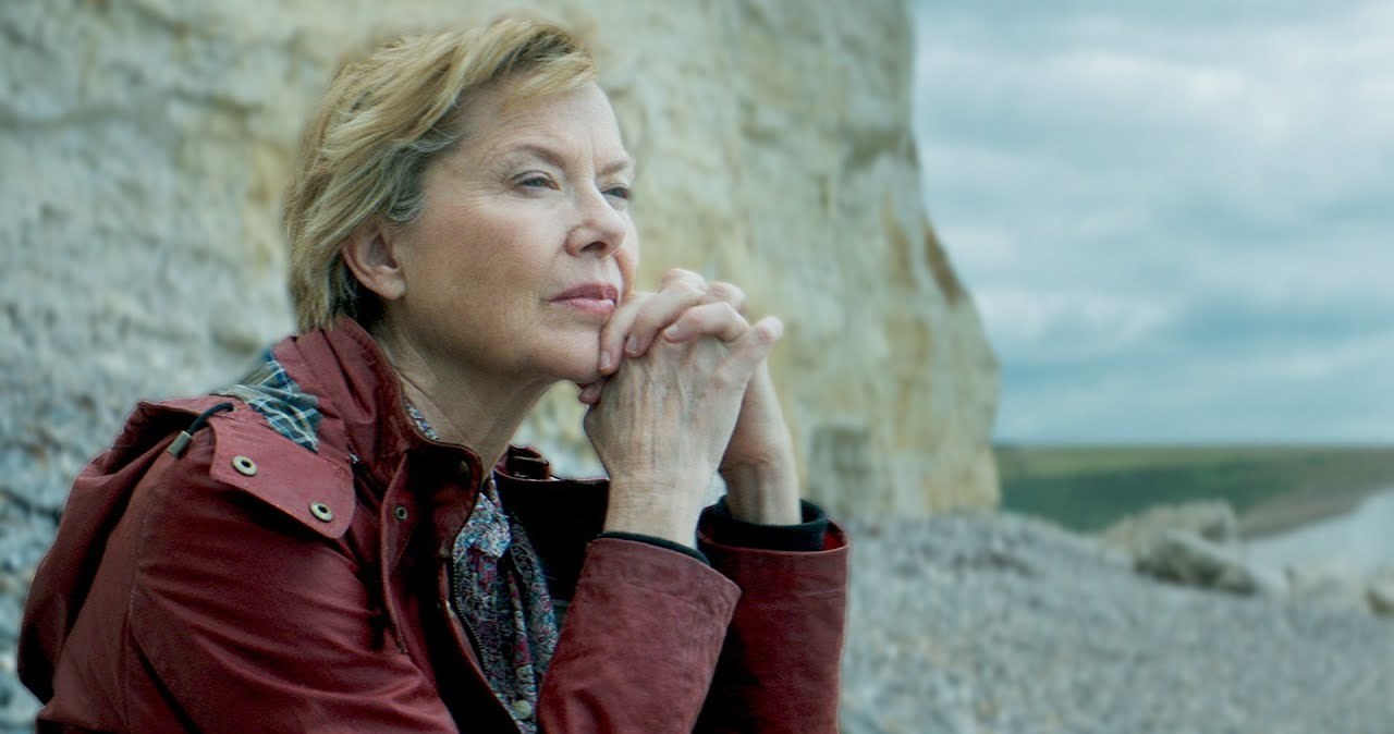 Inna, szczera, bliska każdej kobiecie historia o prawdziwych emocjach, z czterokrotnie nominowaną do Oscara i dwukrotnie nagrodzoną Złotym Globem Annette Bening. To nie jest kolejny film o tym, że po rozstaniu wystarczy zapisać się na kurs tańca, by wszystko wróciło do normy. To intymny portret kobiety która po odejściu męża do kochanki, próbuje ułożyć swoje życie na nowo. "Co przyniesie jutro" to fascynujący, autentyczny, intensywny film, który do polskich kin trafi już 20 marca! 