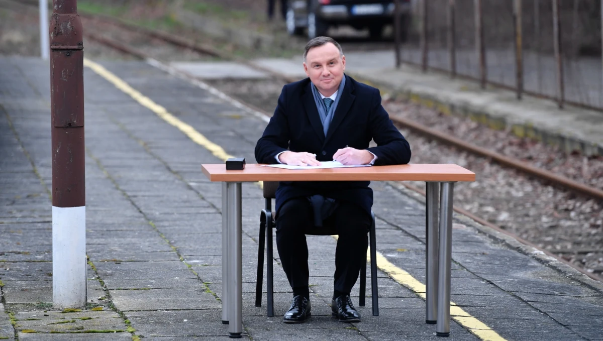 Kampania prezydencka w pełni. Prezydent Andrzej Duda podczas spotkania w Końskich w województwie świętokrzyskim podpisał nowelizację ustawy o transporcie kolejowym. Zrobił to na … peronie dworca.