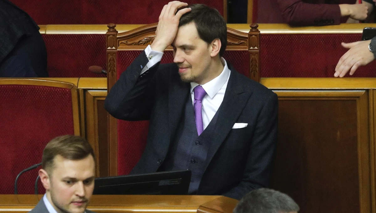 Parlament Ukrainy przyjął w środę na nadzwyczajnym posiedzeniu dymisję premiera Ołeksija Honczaruka. Za odejściem szefa rządu, co oznacza dymisję całego gabinetu, opowiedziało się 353 deputowanych. Jego następcą został Denys Szmyhal.