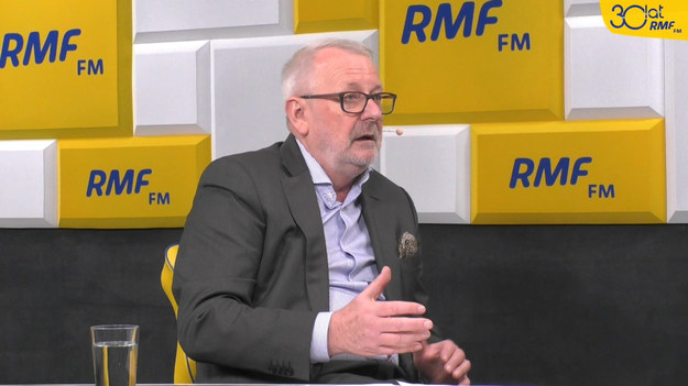 "Myślę, że potrzebne jest odwołanie imprez masowych, ale przede wszystkim zachowanie spokoju, bez paniki" - mówił w Popołudniowej rozmowie w RMF FM prezes Naczelnej Rady Lekarskiej prof. Andrzej Matyja. "Moim obowiązkiem - nie jako prezesa NRL - ale jako zwykłego lekarza jest zagwarantowanie bezpieczeństwa naszym pacjentom i wszystkim obywatelom. Powinniśmy się wzajemnie edukować" - podkreślał gość Marcina Zaborskiego. "Zachowujmy spokój, ale także nie narażajmy innych. Ograniczmy udział w spotkaniach, gdzie moglibyśmy być źródłem zakażenia" - radził. Rekomendował zamykanie kin i teatrów i zakaz imprez masowych. Prezes NRL podkreślał też, że sami powinniśmy obserwować swój stan zdrowia, szczególnie jeżeli mamy styczność z osobami, które wróciły z krajów objętych zakażeniem. "Nie planujmy wyjazdów do tych krajów" - podpowiadał. Jego zdaniem zakaz odwiedzin w szpitalach jest słuszny - to pewna forma prewencji. Przyznał, że nie można powiedzieć, iż wszyscy lekarze wiedzą, co robić w sprawie koronawirusa. "Ale na oddziałach zakaźnych znają procedury" - zapewniał prof. Matyja. Mówił też, że lekarze rodzinni zgłaszają mu problem z dostępem do rękawic.