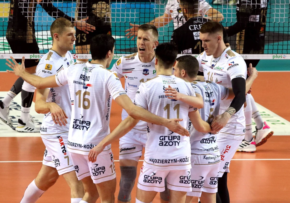 Siatkarze Zaksy Kędzierzyn-Koźle pokonali na wyjeździe rosyjski Kuzbass Kemerowo 3:2 (22:25, 26:24, 17:25, 28:26, 16:14) w pierwszym meczu ćwierćfinału Ligi Mistrzów. Emocji na parkiecie nie brakowało, a o zwycięstwie polskiej ekipy zadecydowała umiejętność zachowania chłodnej głowy w kluczowych momentach spotkania - i świetne serwisy wychowanka Zaksy Kamila Semeniuka. Rewanż: 11 marca w Gliwicach.