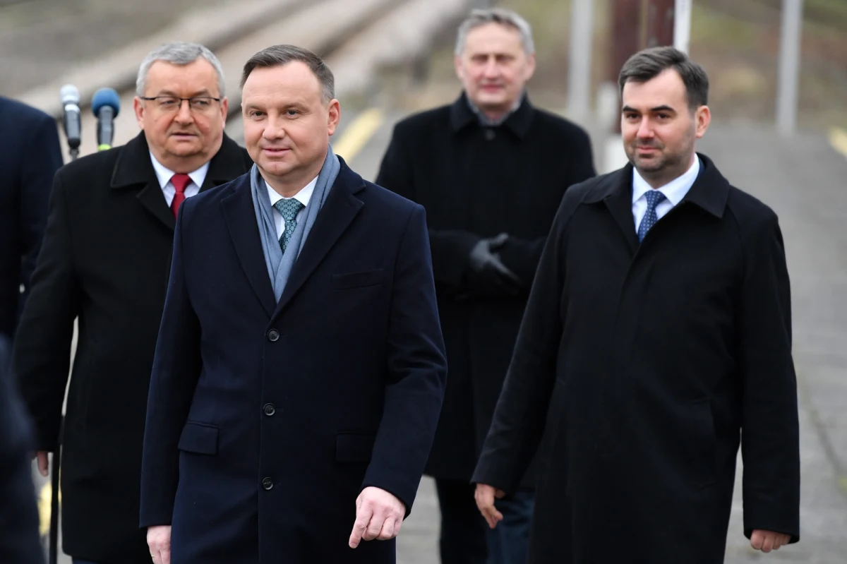 Prokurator przedstawił zarzuty 44-letniemu mężczyźnie, który w pobliżu ronda Wiatraczna zaatakował wolontariusza zbierającego podpisy poparcia w wyborach prezydenckich. To m.in. zarzuty znieważenia prezydenta RP i stosowania przemocy wobec innej osoby - przekazał rzecznik Prokuratury Okręgowej Warszawa-Praga Marcin Saduś.
