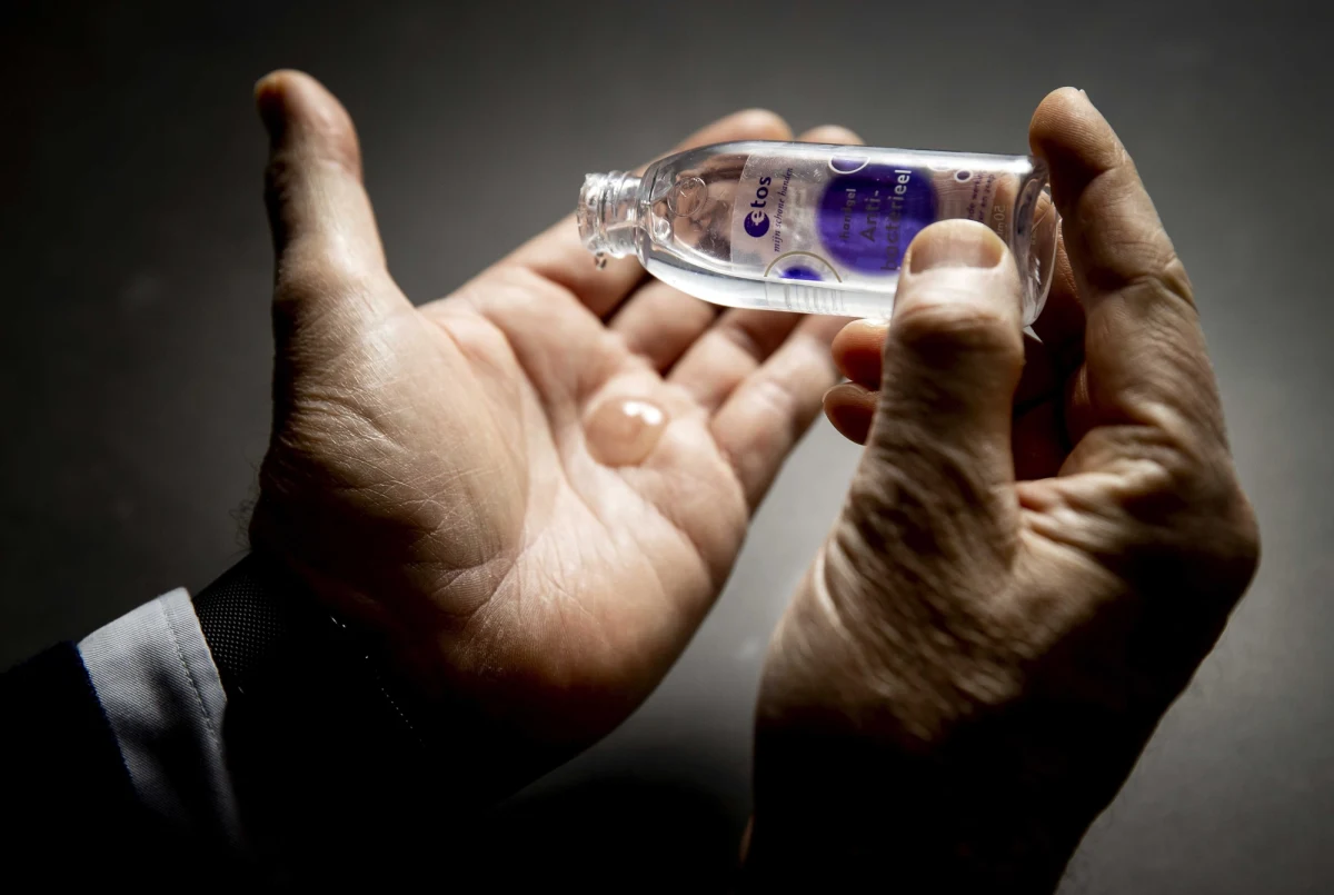 Milion litrów środka dezynfekującego trafi do wszystkich polskich szkół. Wyprodukują je Orlen i Polfa Tarchomin - poinformował szef Kancelarii Prezesa Rady Ministrów Michał Dworczyk. Podał również, że premier Morawiecki spotka się z wojewodami ws. koronawirusa.