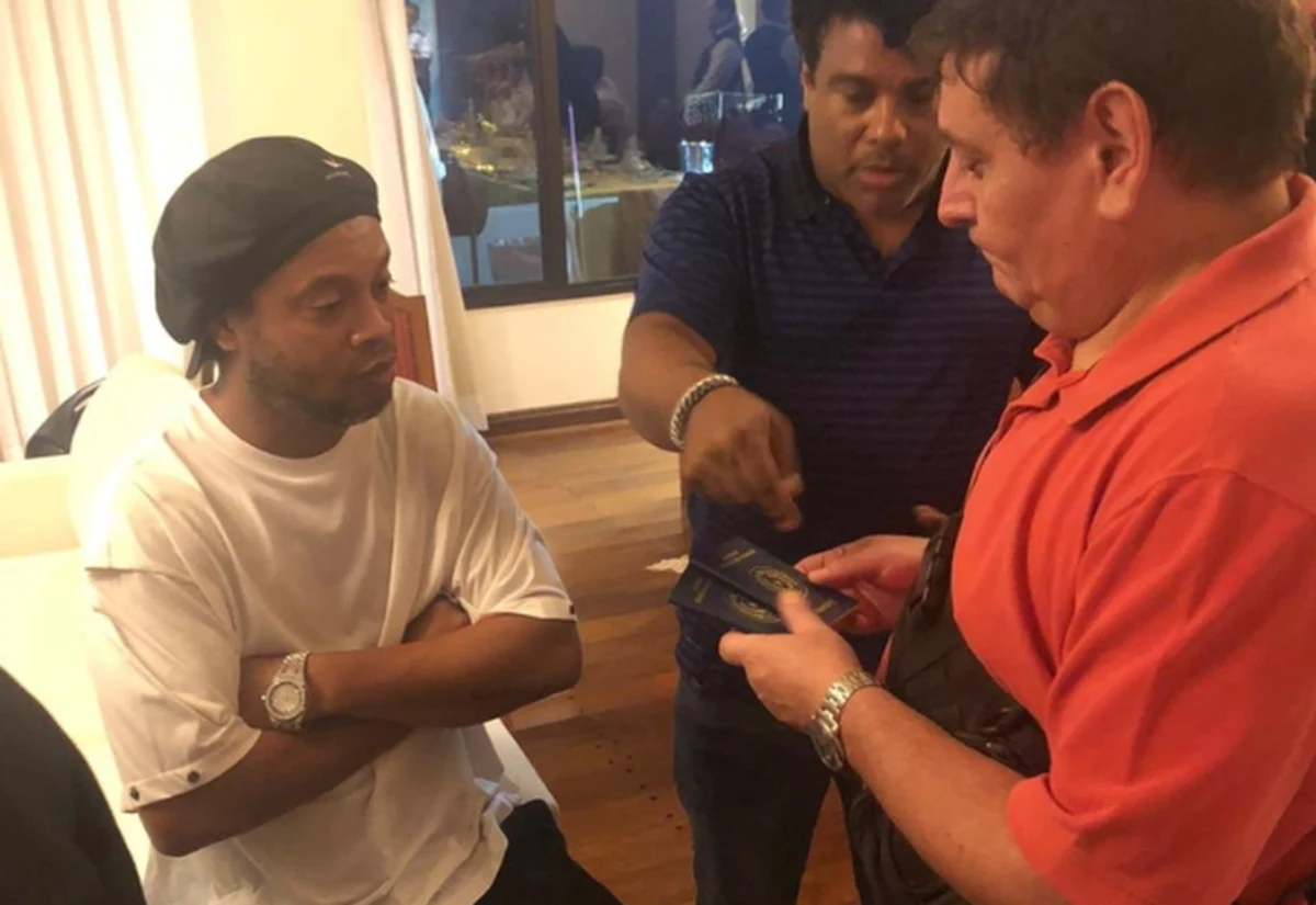 Była gwiazda brazylijskiego futbolu Ronaldinho został zatrzymany w hotelu w Paragwaju za posługiwanie się fałszywym paszportem. 39-latek przyjechał do tego kraju w środę. Został zatrzymany razem z bratem. 