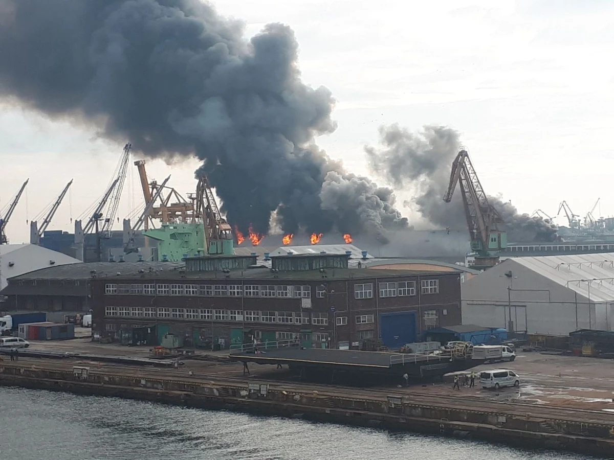 Przez kilka godzin walczyli strażacy z potężnym pożarem w porcie w Gdyni. Początkowo zapaliła się wieża magazynowa w Bałtyckim Terminalu Zbożowym, później ogień objął cały magazyn. Po południu pożar ugaszono. Nikt w nim nie ucierpiał.