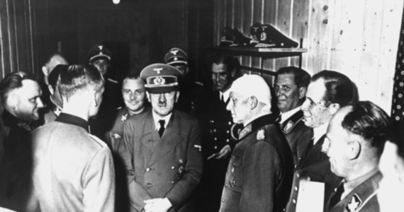 W magazynie na terenie Buenos Aires znaleziono listę nazwisk 12 000 nazistów i zwolenników Hitlera, którzy żyli w Argentynie od lat 30. zeszłego wieku. O sensacyjnym odkryciu poinformowało Centrum Szymona Wiesenthala. Ponadto – jak ustalono – sympatycy Hitlera wpłacali pieniądze na konta w szwajcarskim banku, dzisiejszym Crédit Suisse z siedzibą w Zurychu. Centrum Wiesenthala podejrzewa, że pieniądze te pochodziły z majątków zagrabionych Żydom przed i w czasie II wojny światowej. 