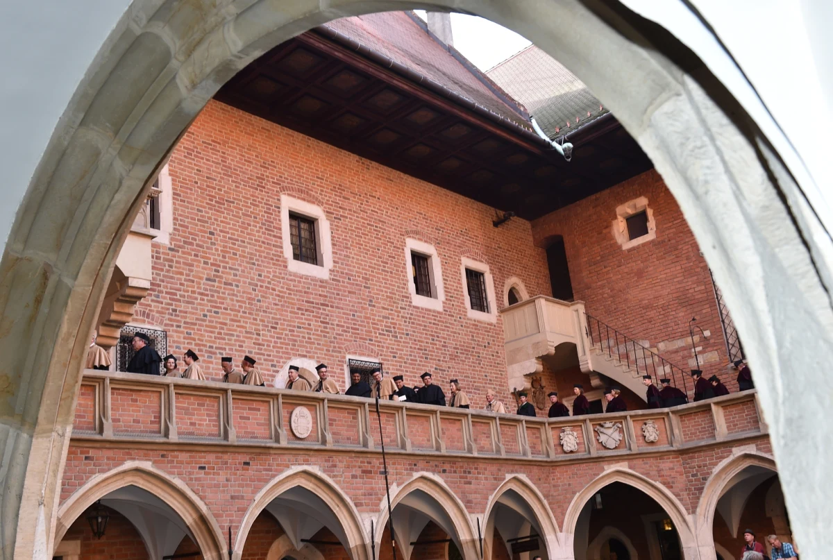 Władze Uniwersytetu Jagiellońskiego odwołują lub zmieniają terminy wydarzeń organizowanych przez uczelnię. W planowanym terminie nie odbędzie się m.in. VI Dyktando Krakowskie. Ma to związek z epidemią choroby wywołanej przez koronawirusa SARS-CoV-2.
