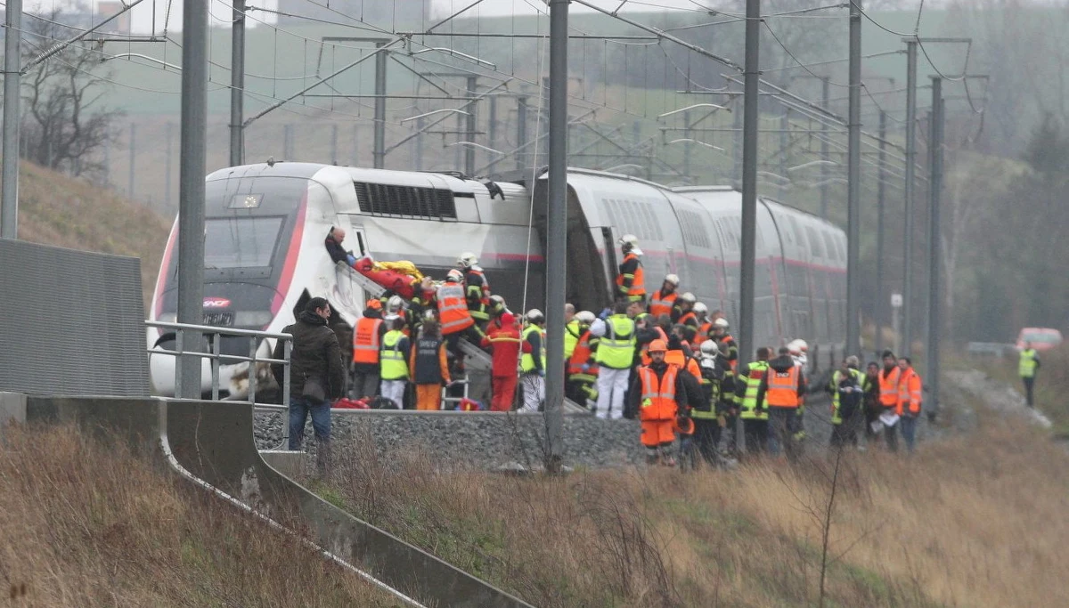 Do wykolejania się pociągu dużych prędkości TGV doszło około 30 kilometrów od Strasburga na wschodzie Francji. Jak podały lokalne władze, 21 osób zostało rannych, w tym motorniczy, który w ciężkim stanie został zabrany helikopterem do szpitala. 