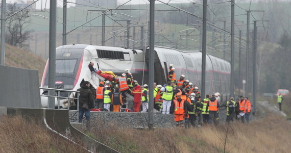 Do wykolejania się pociągu dużych prędkości TGV doszło około 30 kilometrów od Strasburga na wschodzie Francji. Jak podały lokalne władze, 21 osób zostało rannych, w tym motorniczy, który w ciężkim stanie został zabrany helikopterem do szpitala. 