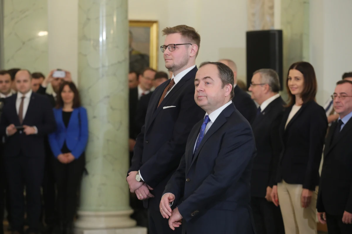 Prezydent powołał dotychczasowych ministrów bez teki Konrada Szymańskiego i Michała Wosia na szefów resortów ds. Unii Europejskich i Środowiska. Dzięki zmianom prawa w rządzie Mateusza Morawieckiego powstaną dwa nowe ministerstwa. Łącznie będzie ich 21 – to absolutny rekord w historii Polski.