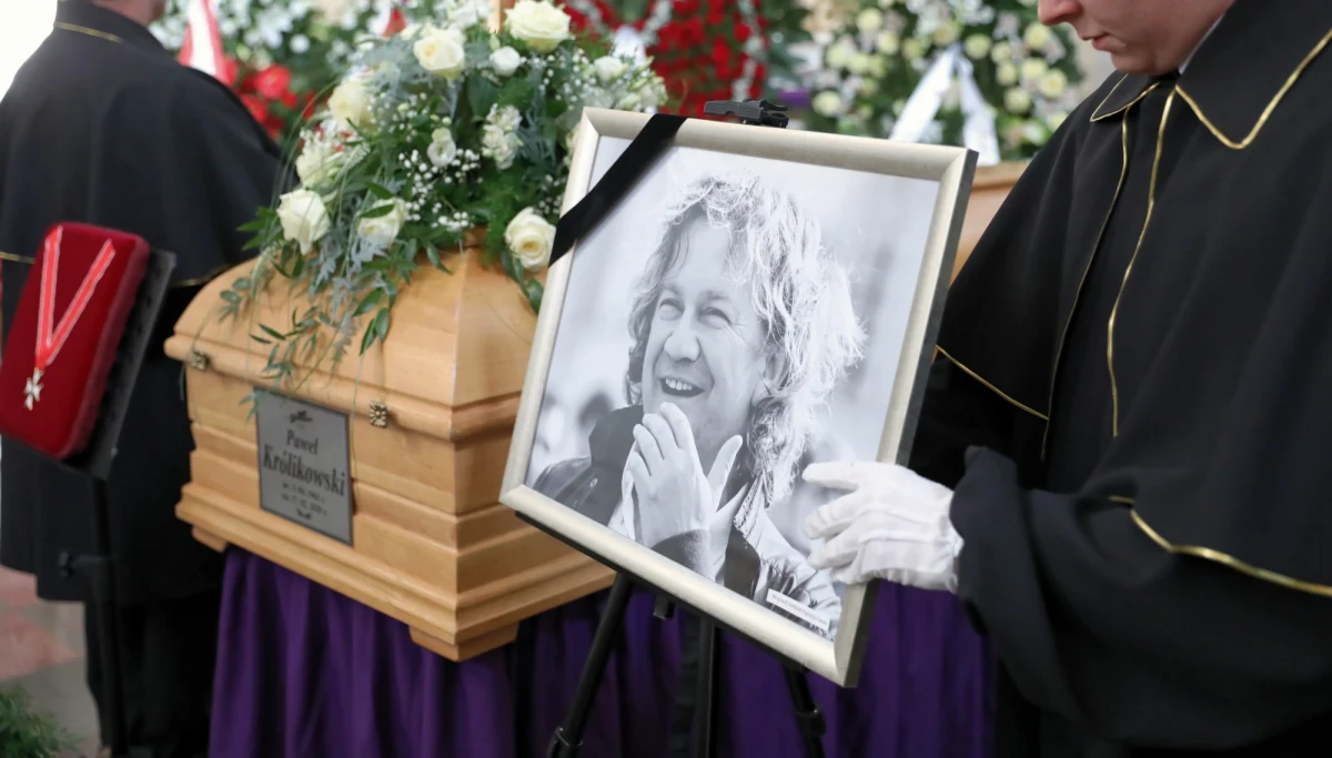 Aktor Paweł Królikowski został pośmiertnie odznaczony przez prezydenta Andrzeja Dudę Krzyżem Komandorskim Orderu Odrodzenia Polski za wybitne zasługi dla kultury polskiej. "Będzie nam brakować artysty, hojnie dzielącego się swoim talentem i zaangażowaniem, ale dzieło pana życia pozostanie, bo zostaliśmy nim przez pana obdarowani" - mówił wicepremier Piotr Gliński. 