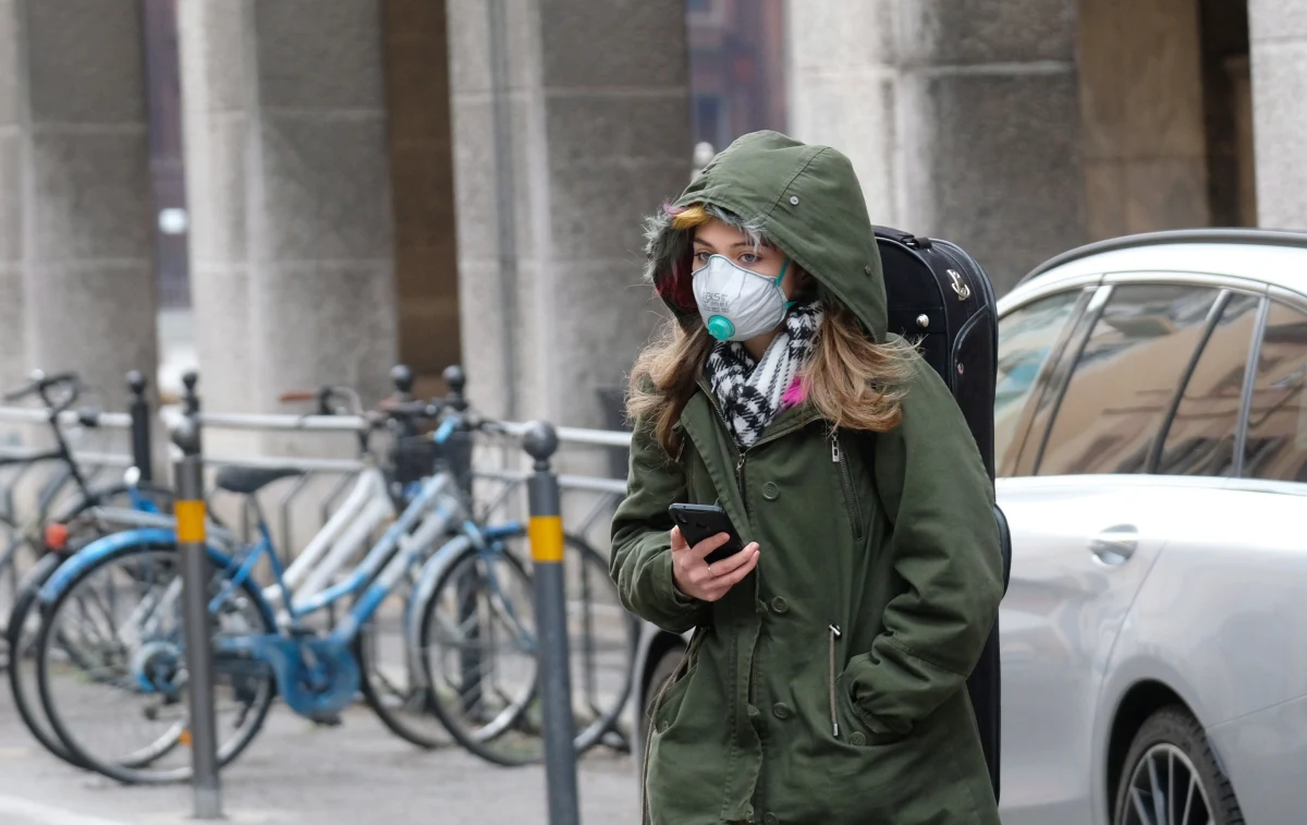 Liczba zarażonych koronawirusem w Niemczech szybko przyrasta. Najnowsze dane mówią o ponad 400 potwierdzonych przypadkach. Tylko w ciągu jednej doby przybyło 150 nowych pacjentów z koronawirusem. 