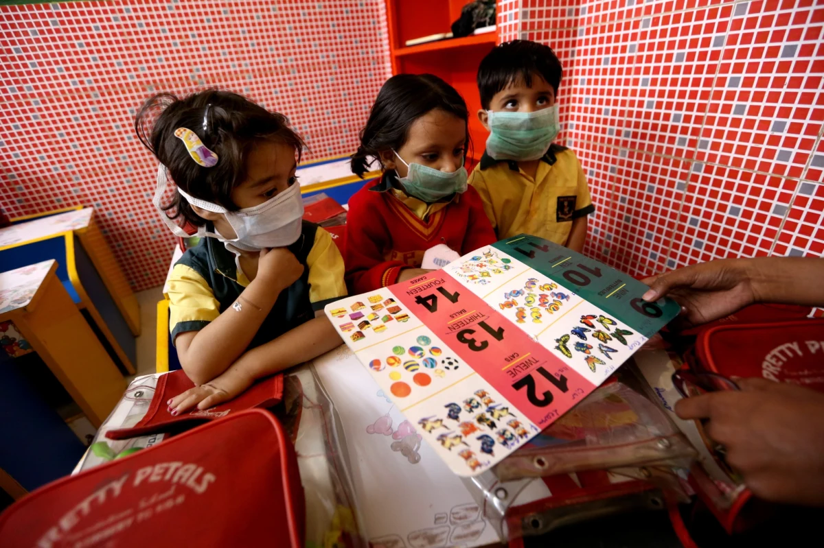 Blisko 300 milionów uczniów na świecie nie chodzi do szkoły z powodu koronawirusa. Szkoły zamknięto w 22 krajach. We Włoszech wszystkie szkoły i uniwersytety będą zamknięte do 15 marca.