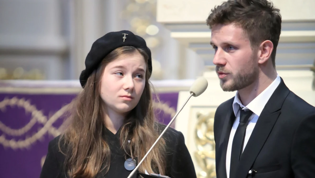 Nigdy nie pokazywałeś mi, jak grać. Pokazywałeś mi, jak żyć - mówił podczas uroczystości pogrzebowych Pawła Królikowskiego jego syn, Antoni Królikowski. Aktor został pochowany na Powązkach Wojskowych. 