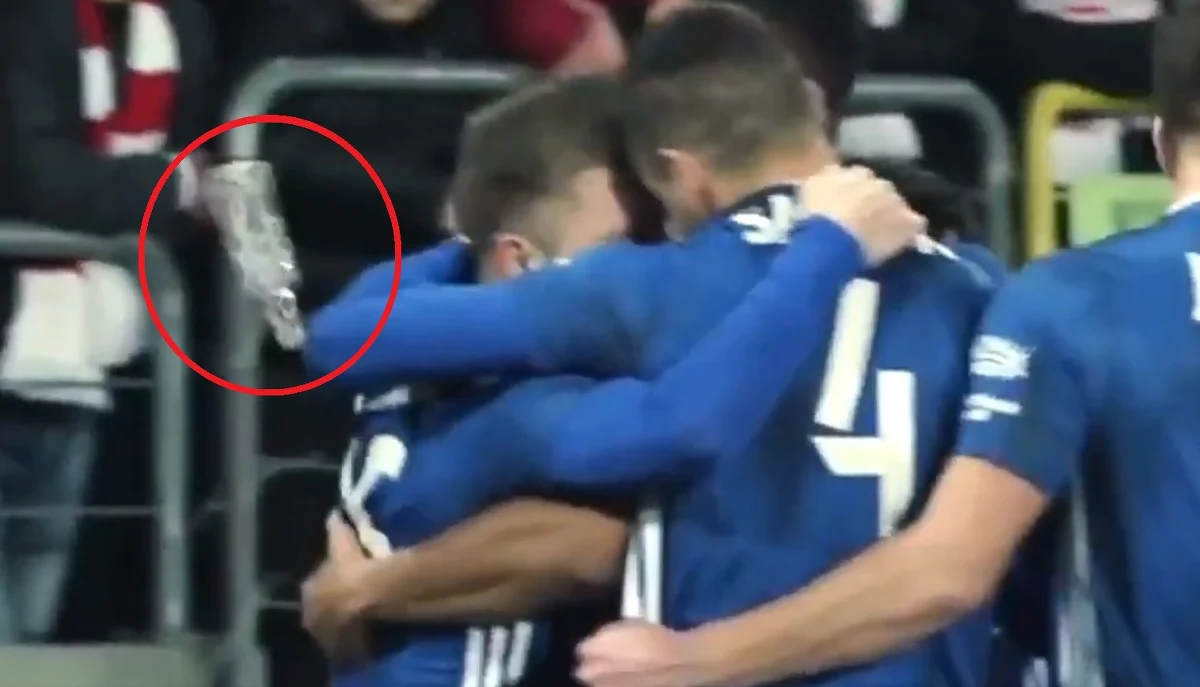 Wyciekło nagranie, które ma dowodzić, że podczas wtorkowych derbów Krakowa na stadionie Cracovii doszło do skandalicznego wybryku. W kierunku cieszących się piłkarzy Wisły Kraków poleciała butelka, a trafiony został nią w ramię kapitan zespołu Jakub Błaszczykowski.