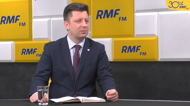 "To nie jest żaden stan wojenny" - przekonywał Michał Dworczyk w Porannej rozmowie w RMF FM. Szef kancelarii premiera odniósł się w ten sposób do zarzutów wobec specustawy mającej pomóc w walce z koronawirusem przyjętej w poniedziałek przez Sejm. Przepisy dają rządowi specjalne możliwości nawet na 180 dni. "To jest wprowadzenie dla rządu pewnych szczególnych uprawnień, z których mam nadzieję większość nie będzie w ogóle użyta" - mówił polityk PiS. Podawał przykład z ostatnich dni: "Polska chciała kupić dużą partię odzieży ochronnej. Trwały procedury, które obecnie są po prostu niezbędne i gdyby nie zostały przeprowadzone, potem przyszedłby prokurator. (...) Trwały te procedury tak długo, że inne państwo podkupiło ten asortyment" - tłumaczył. Tym państwem była Austria. 