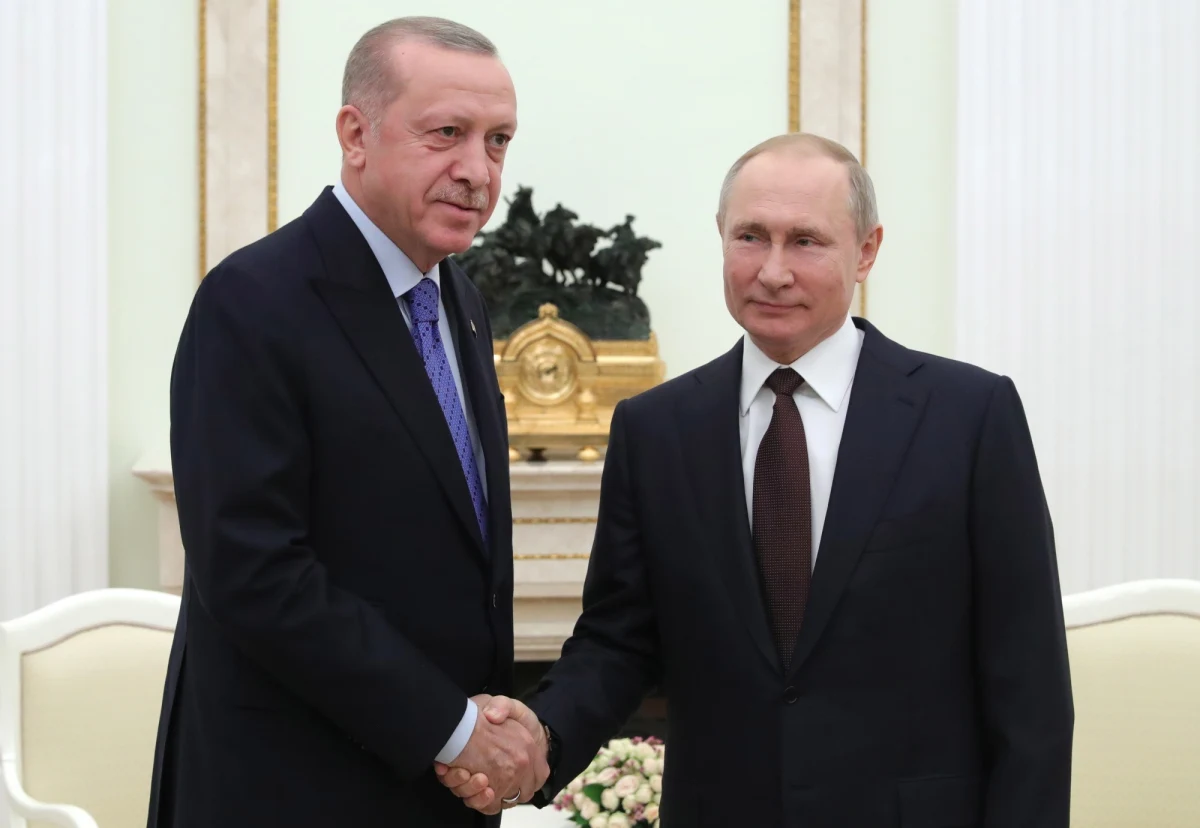 Prezydenci Rosji i Turcji: Władimir Putin i Recep Tayyip Erdogan odbyli w Moskwie rozmowy na temat sytuacji w syryjskiej prowincji Idlib. Putin ocenił, że sytuacja ta zaostrzyła się tak bardzo, że potrzebna jest wspólna bezpośrednia rozmowa. Jak poinformował szef MSZ Rosji Siergiej Ławrow - Rosja i Turcja uzgodniły przerwanie działań bojowych w tej syryjskiej prowincji.