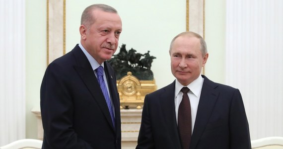 Prezydenci Rosji i Turcji: Władimir Putin i Recep Tayyip Erdogan odbyli w Moskwie rozmowy na temat sytuacji w syryjskiej prowincji Idlib. Putin ocenił, że sytuacja ta zaostrzyła się tak bardzo, że potrzebna jest wspólna bezpośrednia rozmowa. Jak poinformował szef MSZ Rosji Siergiej Ławrow - Rosja i Turcja uzgodniły przerwanie działań bojowych w tej syryjskiej prowincji.