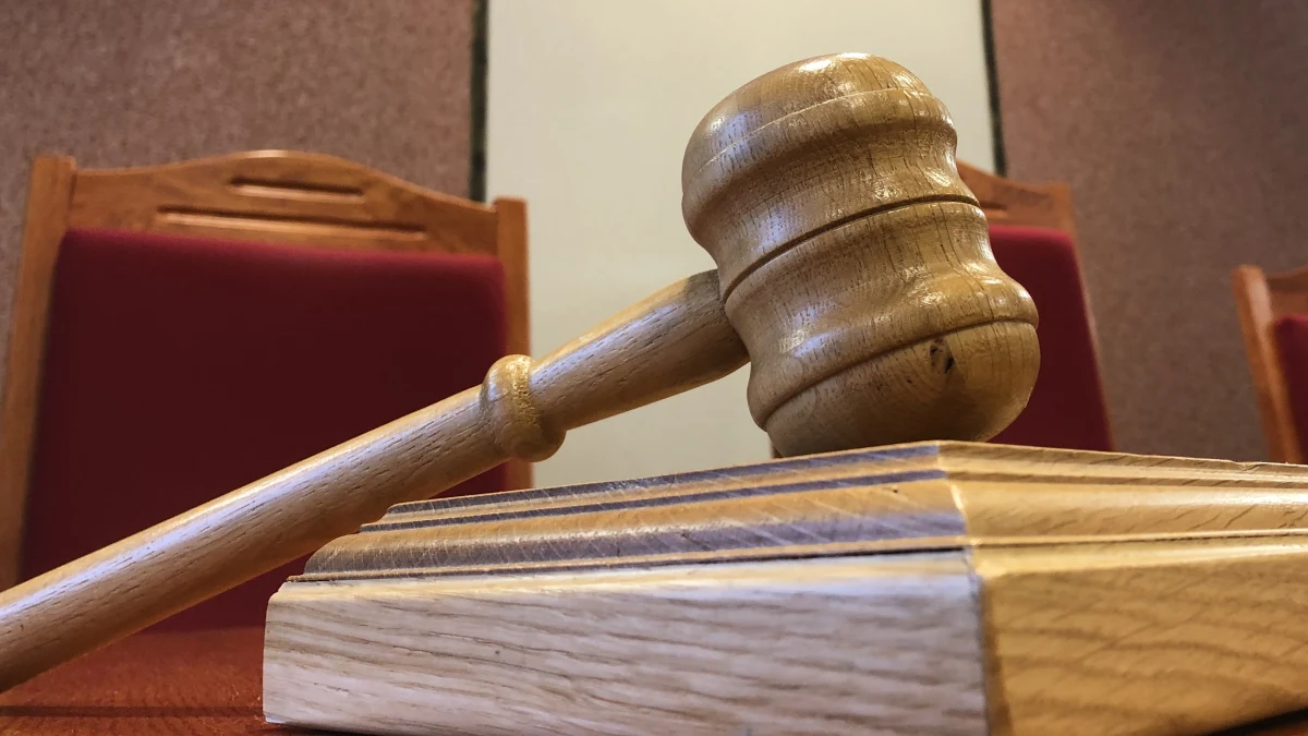 Przed Sądem Okręgowym w Legnicy ruszył proces byłego trenera polskiej kadry w kolarstwie górskim i byłego dyrektora sportowego Polskiego Związku Kolarskiego Andrzeja P., oskarżonego o przestępstwa na tle seksualnym. Chodzi m.in. o gwałty. Ofiarami Andrzeja P. miały być - jak wynika z aktu oskarżenia - dwie zawodniczki kadry i kobieta, która uczestniczyła w jednym ze zgrupowań. Byłemu trenerowi grozi do 12 lat więzienia.