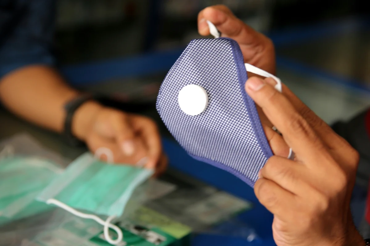 ​Minister zdrowia Łukasz Szumowski ma podpisać w piątek w Brukseli porozumienie o wspólnych unijnych zakupach na wypadek pandemii koronawirusa - ustaliła korespondentka RMF FM Katarzyna Szymańska-Borginon. Dotychczas dokumentu z 2014 roku nie podpisały w UE jedynie Polska i Finlandia. Pozostawanie poza mechanizmem wspólnych zakupów już ograniczyło naszemu krajowi dostęp do środków ochrony osobistej - mogłoby również ograniczyć dostęp do szczepionek przeciwko koronawirusowi. 