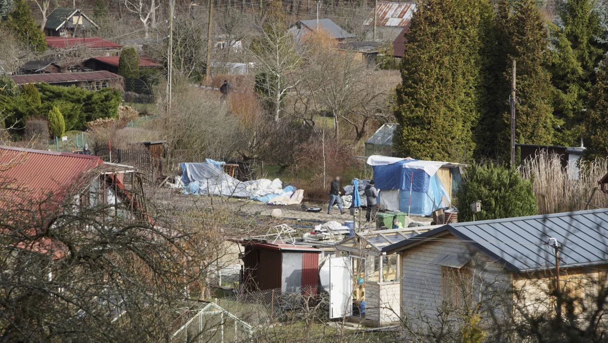 Po zapadnięciu zmroku policjanci zakończyli na terenie ogródków działkowych w Sopocie poszukiwania śladów w sprawie zaginionej przed 10 laty 19-letniej Iwony Wieczorek. Według ustaleń reportera RMF FM Kuby Kaługi, właśnie na czwartek i piątek zaplanowane zostały przeszukania z udziałem kilkudziesięciu funkcjonariuszy, wyposażonych w specjalistyczny sprzęt, i poszukiwania potencjalnego miejsca ukrycia zwłok nastolatki.