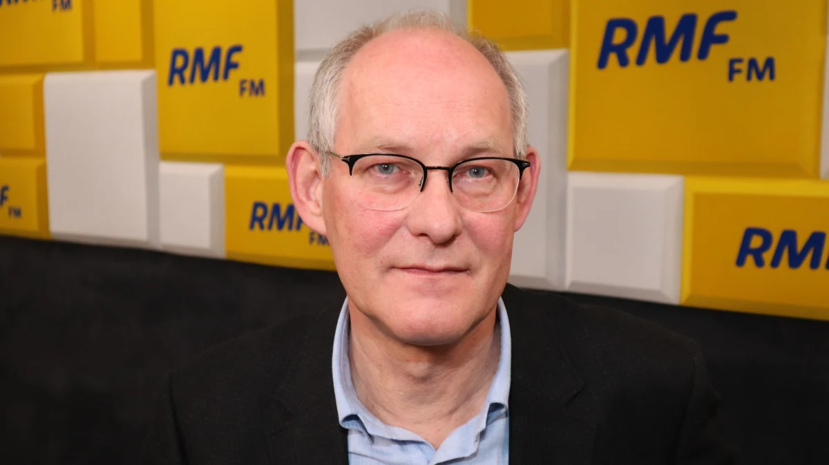 "PiS musi doprowadzić do sytuacji w której zapewni finansowanie mediom publicznym" - mówi były prezes TVP Robert Kwiatkowski. Aktualny poseł Lewicy, pytany, co się stanie, jeżeli prezydent nie podpisze ustawy przyznającej dwa miliardy złotych, odpowiada: jeden z państwowych banków może zapałać miłością do Jacka Kurskiego i udzielić kredytu.  