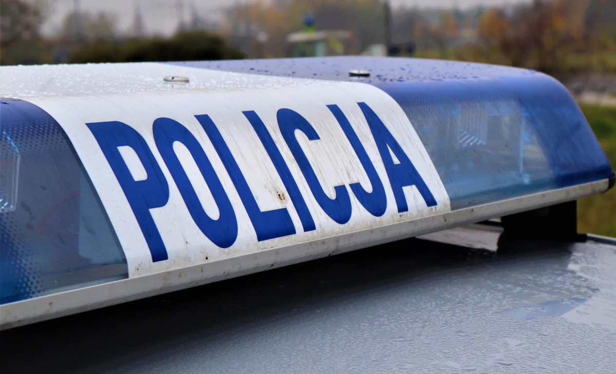 Mężczyzna zginął na drodze krajowej nr 91 w Gomunicach w Łódzkiem po tym, jak najechały na niego trzy samochody osobowe. Ofiara leżała na jezdni. 