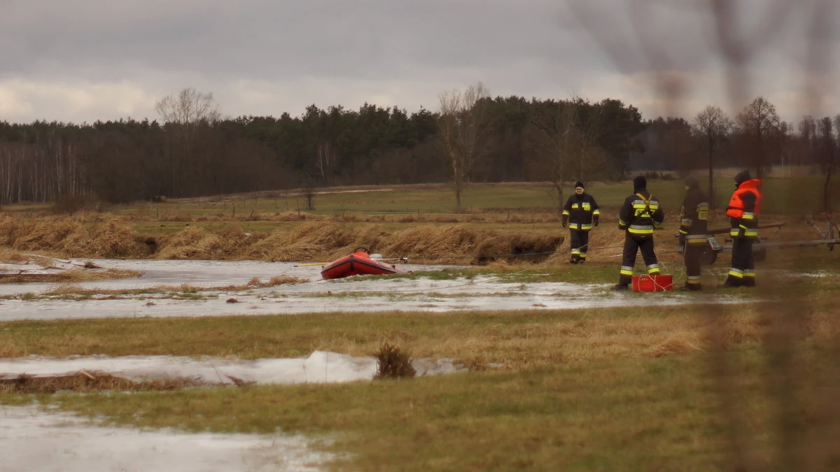 W szpitalu w Płocku na Mazowszu, zmarła 35-letnia kobieta, która w czwartek wieczorem wjechała do Wisły osobowym volkswagenem. Strażakom udało się wydobyć auto z rzeki. Okoliczności wypadku wyjaśnia policja. 