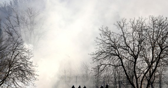 Greckie służby graniczne użyły w piątek rano na granicy z Turcją gazu łzawiącego i armatek wodnych wobec migrantów, którzy kolejny dzień z rzędu próbowali przedostać się do Grecji z tureckiego terytorium. Wobec greckich służb również użyto gazu łzawiącego z terytorium Turcji.