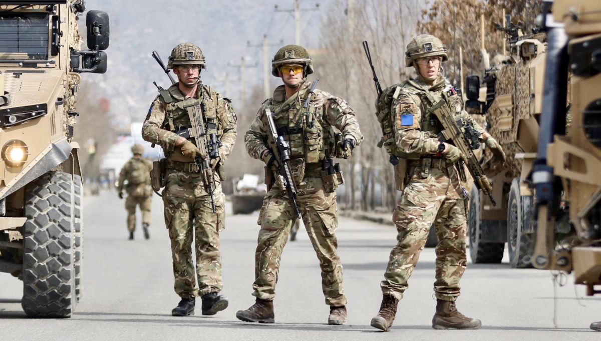 Co najmniej 27 osób zginęło, a 29 zostało rannych w piątek w zamachu w stolicy Afganistanu, Kabulu - poinformowało afgańskie ministerstwo zdrowia. Wcześniejszy bilans mówił o dwóch ofiarach śmiertelnych i 18 rannych. Obrażeń nie odniósł premier Abdullah Abdullah, który był na miejscu zdarzenia. 