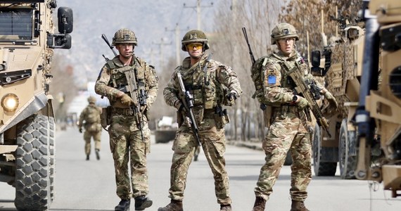 Co najmniej 27 osób zginęło, a 29 zostało rannych w piątek w zamachu w stolicy Afganistanu, Kabulu - poinformowało afgańskie ministerstwo zdrowia. Wcześniejszy bilans mówił o dwóch ofiarach śmiertelnych i 18 rannych. Obrażeń nie odniósł premier Abdullah Abdullah, który był na miejscu zdarzenia. 