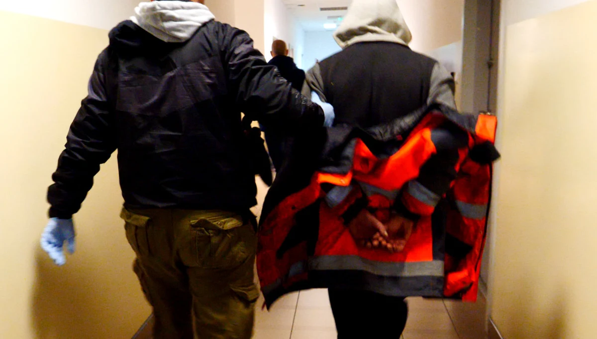 Brutalny atak w Warmińsko-Mazurskiem. 28-latek wtargnął do jednego z domów i zaatakował młotkiem oraz nożem dwie kobiety. 