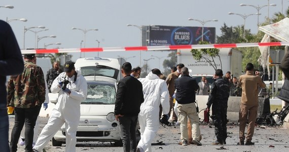 Co najmniej pięciu policjantów zostało rannych w ataku zamachowca samobójcy na ambasadę USA w Tunisie. Napastnik poruszał się na motorze i wysadził się w powietrze. Policja potwierdziła atak, ale nie sprecyzowała liczby rannych.