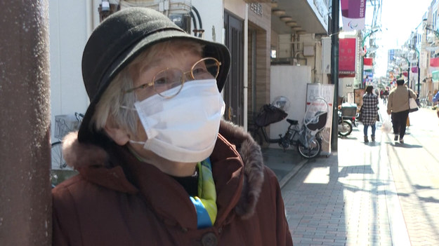 W sklepach w Tokio zaczyna brakować papieru toaletowego. Mieszkańcy skarżą się, że przez koronawirusa i paniczne wykupowanie towarów nie mogą dostać tego podstawowego produktu. 
Swoja opinią o sytuacji podzieliły się mieszkanki Tokio.
