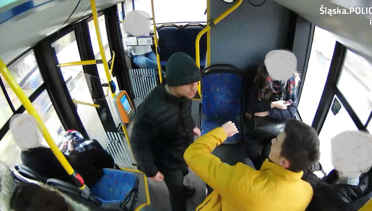 ​15-latek pobity w autobusie miejskim w Rybniku. Sprawca uciekł. Napastnika szuka policja i publikuje zdjęcia z monitoringu.