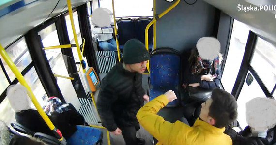 ​15-latek pobity w autobusie miejskim w Rybniku. Sprawca uciekł. Napastnika szuka policja i publikuje zdjęcia z monitoringu.