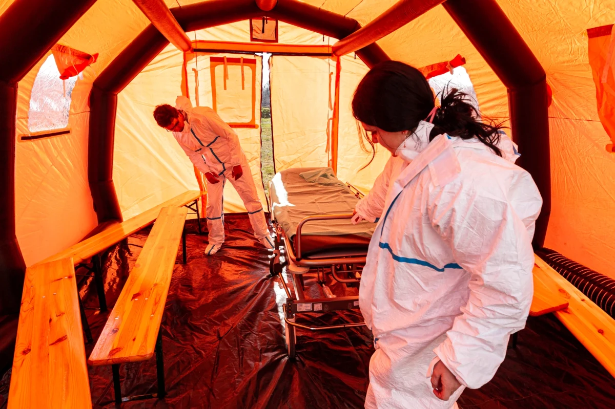 Hospitalizowany we wrocławskim szpitalu pacjent z potwierdzonym zarażeniem koronawirusem to 26-letni mężczyzna – mówi rzeczniczka Wojewódzkiego Szpitala Specjalistycznego im. J. Gromkowskiego we Wrocławiu Urszula Małecka. Ministerstwo Zdrowia poinformowało po południu, że w Polsce są cztery nowe przypadki koronawirusa. 