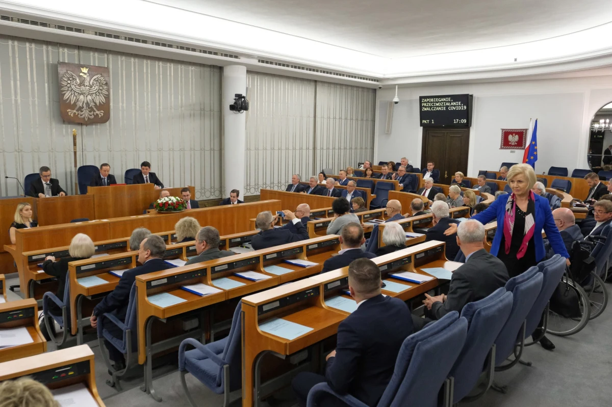 Senat bez poprawek poparł ustawę o przeciwdziałaniu chorobie COVID-19. Senatorowie zapowiedzieli jednak, że skierują ją w przyszłym tygodniu do nowelizacji, bo zawiera wiele błędów merytorycznych i legislacyjnych.