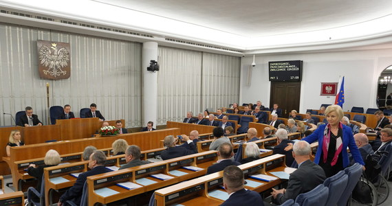 Senat bez poprawek poparł ustawę o przeciwdziałaniu chorobie COVID-19. Senatorowie zapowiedzieli jednak, że skierują ją w przyszłym tygodniu do nowelizacji, bo zawiera wiele błędów merytorycznych i legislacyjnych.