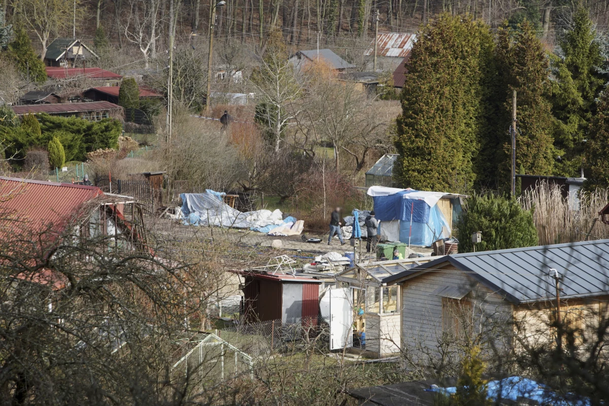 Wieczorem policja zakończyła przeszukiwanie ogródków działkowych w Sopocie ws. zaginięcia Iwony Wieczorek. Maturzystka zaginęła 10 lat temu. Według nieoficjalnych informacji, poszukiwania na razie nie przyniosły przełomu w sprawie.