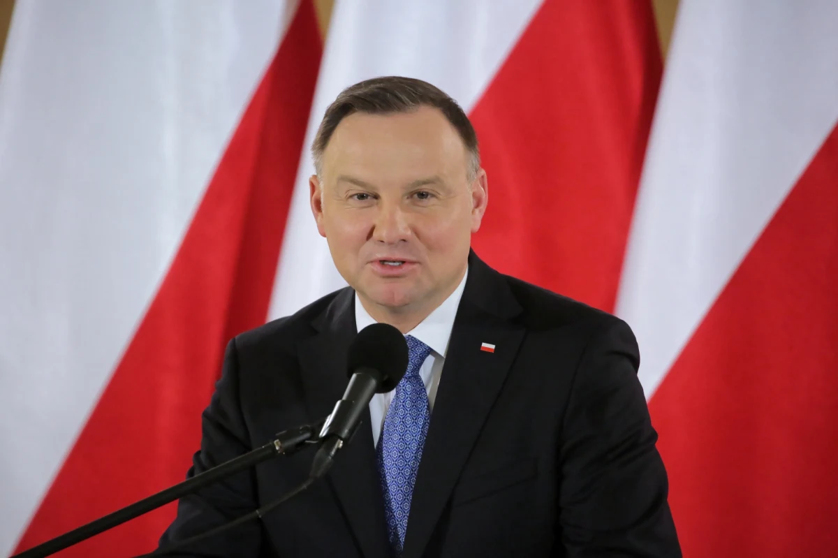 "Jestem głęboko rozczarowany bezduszną decyzją prezydenta Andrzeja Dudy" - tak marszałek Senatu Tomasz Grodzki odniósł się do decyzji prezydenta o podpisaniu noweli ustawy abonamentowej. "2 mld na kłamstwa TVP, a nie na onkologię - wstyd. Wiem jedno: tego podpisu Polacy panu nie zapomną" - tak oceniła decyzję Andrzeja Dudy kandydatka KO na prezydenta Małgorzata Kidawa-Błońska. Prezydencki podpis krytykują również pozostali kontrkandydaci Dudy.