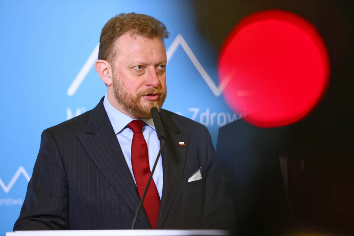 Minister zdrowia Łukasz Szumowski zaapelował, aby w związku z kolejnymi przypadkami koronawirusa w Polsce nie robić zapasów środków medycznych i żywności. "Zachowujmy się racjonalnie, zachowujmy się normalnie tak naprawdę. Ja nie kupiłem na zapas żadnych środków do domu. Wydaje mi się, że to nie jest w tej chwili niezbędne" – stwierdził. 