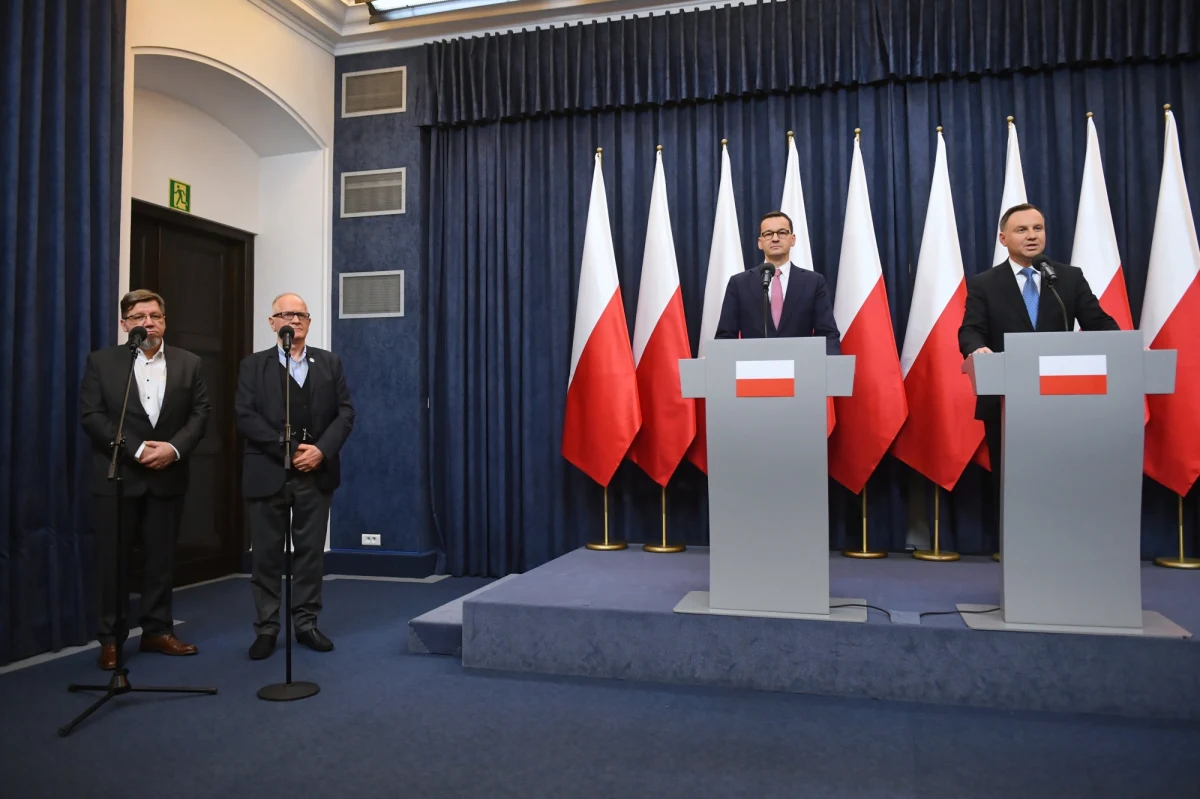 Zasypiając wczoraj przed północą wciąż słyszałem diaboliczny śmiech przerywany szyderczymi wrzaskami imprezujących sąsiadów "Niezłomny!", "Ale im pokazał!" Wiedziałem, że przy śniadaniu będę musiał odpowiedzieć na serię pytań, kształtujących postawę przedstawiciela młodego pokolenia. Rozpaczliwie liczyłem, że wbijanie mu do głowy znaczenia pojęć ironia, sarkazm i aluzja było skuteczne.