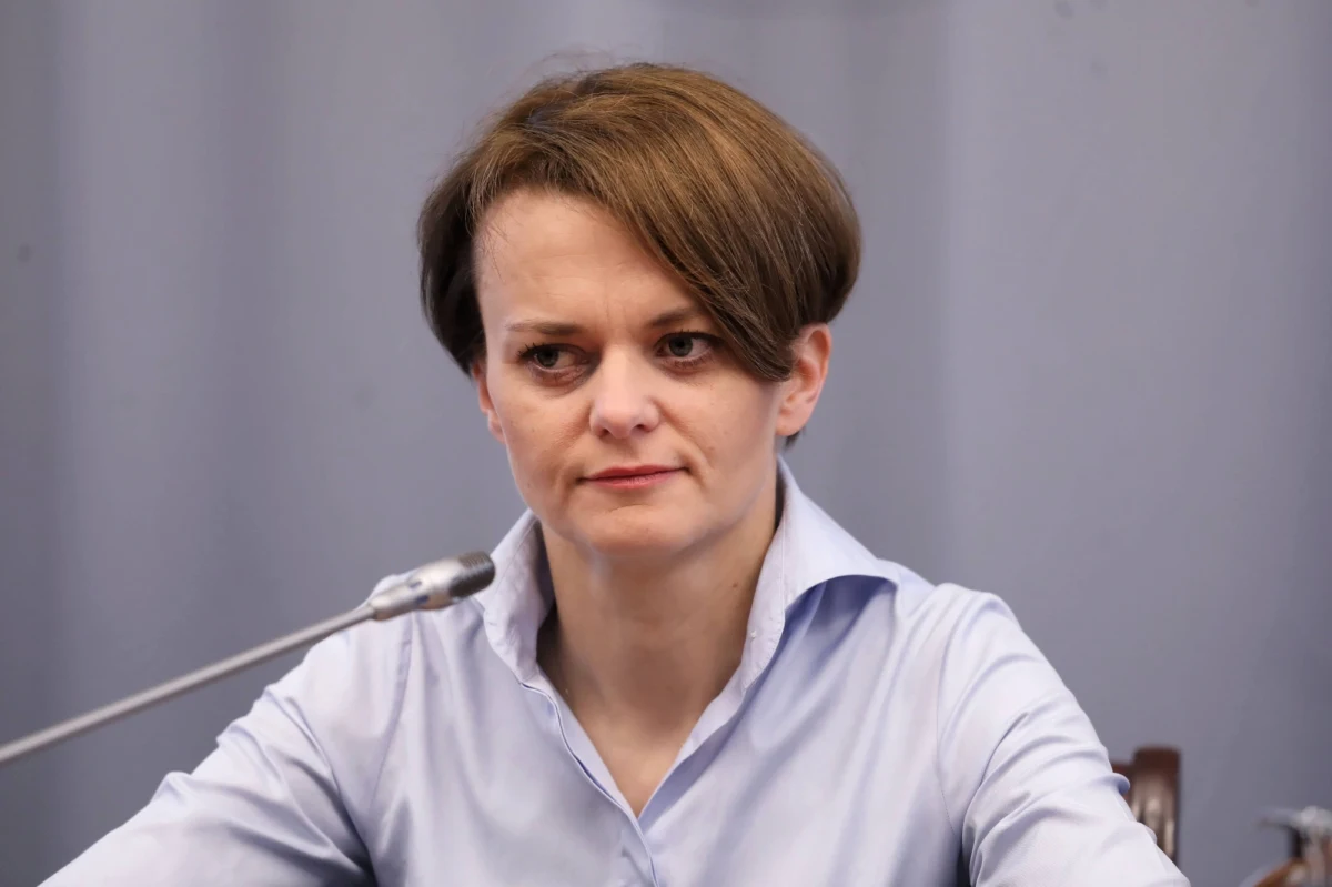 Dostarczenie kapitału czy odroczenie pewnych obowiązkowych płatności to rozwiązania, nad którymi pracujemy, aby złagodzić skutki epidemii koronawirusa dla polskich firm - oświadczyła w sobotę w Londynie minister rozwoju Jadwiga Emilewicz.