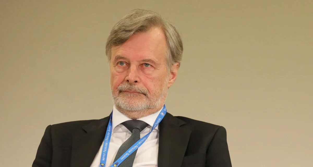 "Za dotychczasowe działania postawiłbym rządowi piątkę" – stwierdził w rozmowie z "Rzeczpospolitą" były minister zdrowia Marek Balicki pytany o kroki podejmowane w związku z rozprzestrzenianiem się koronawirusa. “Nie wykluczam oczywiście, że te wszystkie nadzwyczajne starania wynikają również z faktu, że mamy kampanię wyborczą. Jeżeli jednak wicemarszałek Sejmu z głównej partii opozycyjnej (Małgorzata Kidawa-Błońska – przyp. Red.), kandydatka na prezydenta, opowiada o ukrywaniu prawdy o koronawirusie przez rząd, to przyznam, że mnie to zdumiewa" – dodał. 