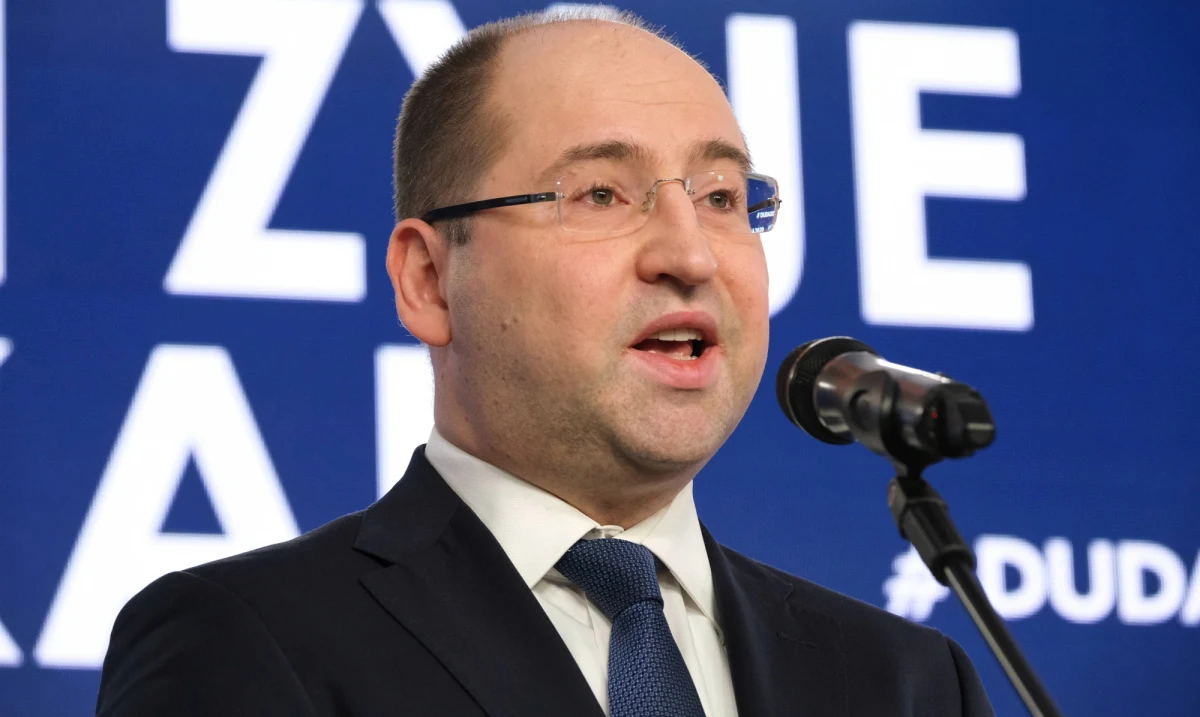 "Prezes Jacek Kurski stwierdził, że media publiczne są ważniejsze od niego. Dziękuję mu za to stwierdzenie" - stwierdził w rozmowie z Onetem europoseł Adam Bielan. "Rozumiem decyzję Jacka Kurskiego o podaniu się do dymisji" - dodał. 
